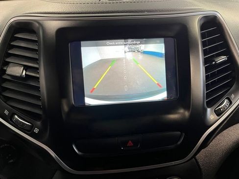 Used 2019 Jeep Cherokee Latitude w/ Popular Appearance Group FWD image 28