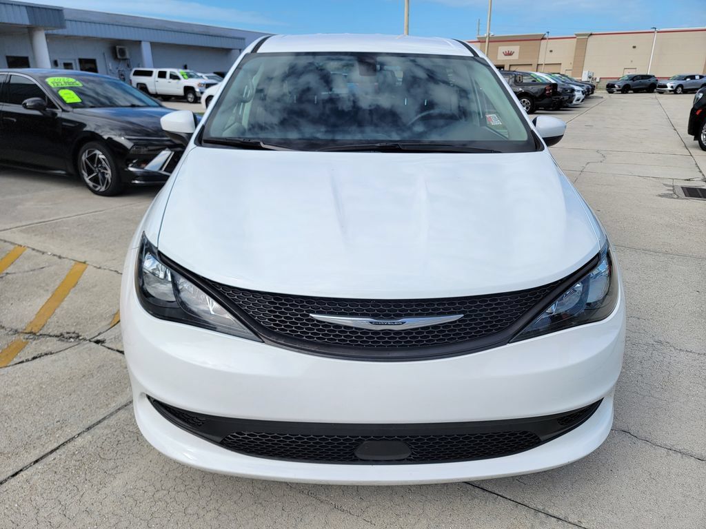 Used 2022 Chrysler Voyager LX FWD image 8