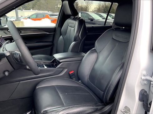 Certified 2024 Jeep Grand Cherokee L Overland w/ Luxury Tech Group IV image 8