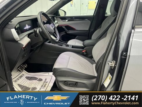 Used 2025 Volkswagen Tiguan SE R-Line AWD/4WD image 9