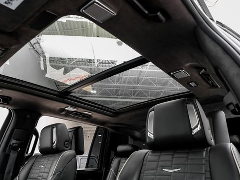 Used 2023 Cadillac Escalade ESV V image 7