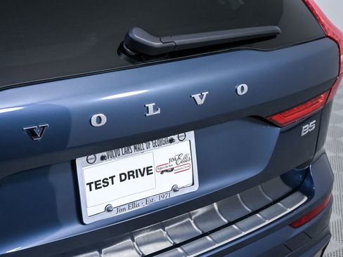 Certified 2023 Volvo XC60 B5 Ultimate w/ Climate Package image 38