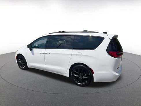 Used 2025 Chrysler Pacifica Limited image 10