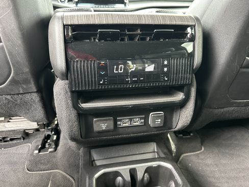 Used 2024 Jeep Wagoneer Series III AWD/4WD image 23