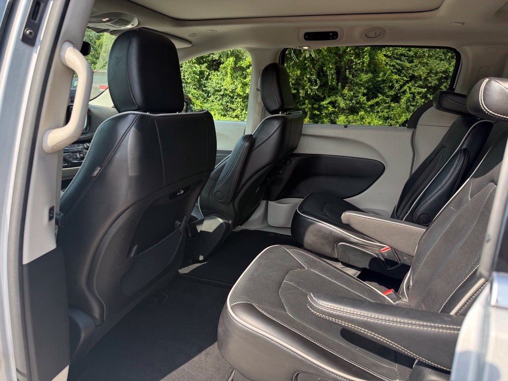Used 2023 Chrysler Pacifica Limited FWD image 9
