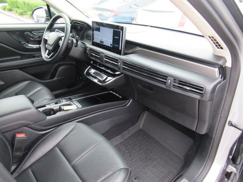 Used 2023 Lincoln Corsair Reserve FWD image 11