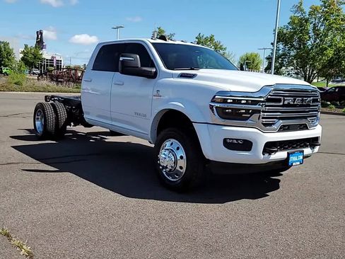 New 2026 RAM 5500 4x4 Crew Cab image 2