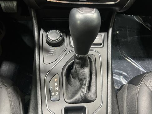 Used 2020 Jeep Cherokee Latitude Lux w/ Comfort/Convenience Group AWD/4WD image 19