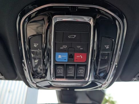 Used 2023 Jeep Grand Cherokee Overland AWD/4WD image 25