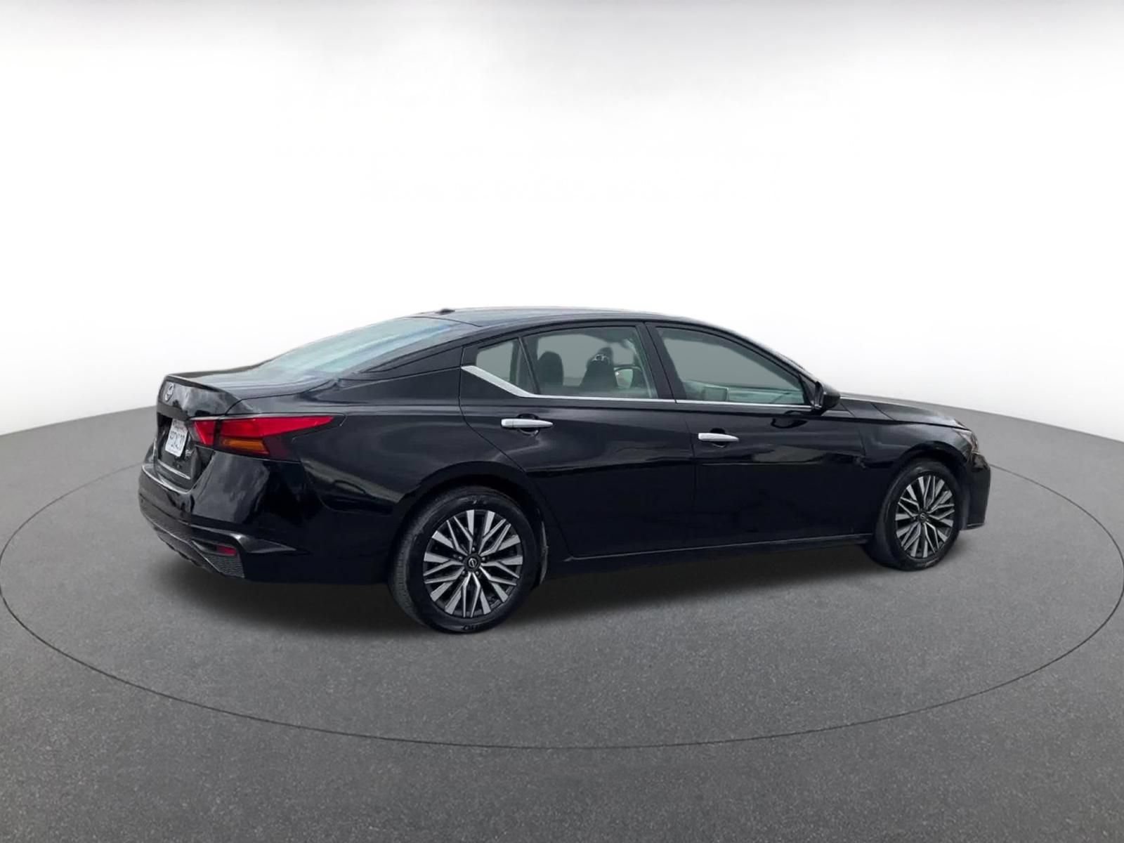 Used 2025 Nissan Altima 2.5 SV FWD image 13