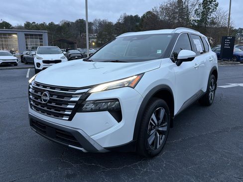 Used 2025 Nissan Rogue SL image 3