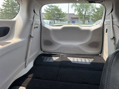 Used 2019 Chrysler Pacifica Limited FWD image 25