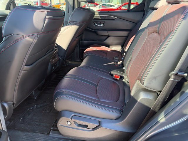 Used 2025 Honda Pilot Black Edition image 10