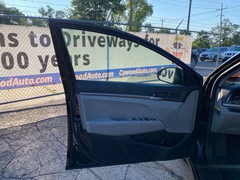Used 2018 Hyundai Elantra SE FWD image 11