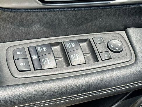 Used 2025 Chrysler Pacifica Select FWD image 17