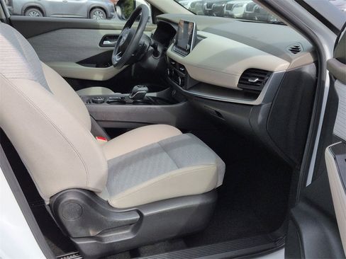 Used 2023 Nissan Rogue SV image 19