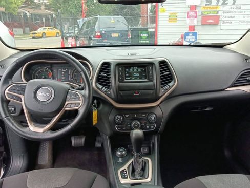 Used 2018 Jeep Cherokee Latitude w/ Cold Weather Group AWD/4WD image 10