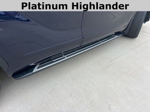 Used 2023 Toyota Highlander Platinum FWD image 3