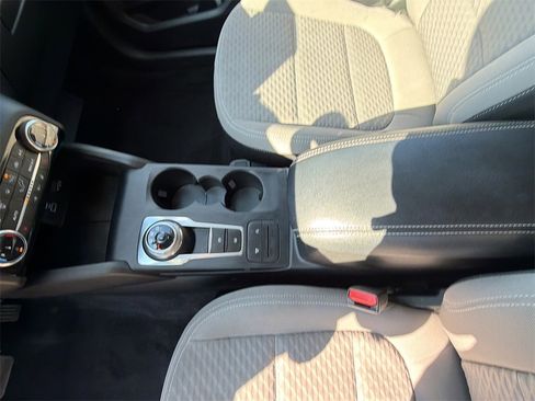 Used 2022 Ford Escape SE w/ SE Sport Appearance Package image 3