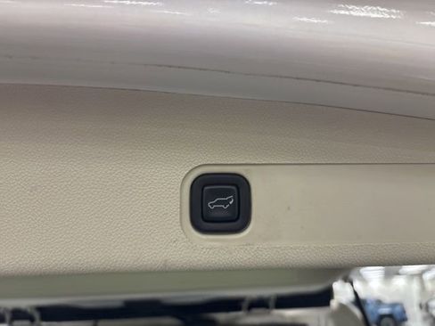 Used 2011 Cadillac Escalade ESV Platinum AWD/4WD image 16