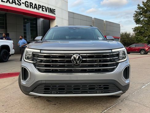 Used 2025 Volkswagen Atlas SE image 4