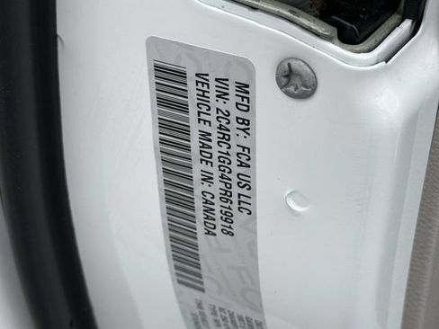 Used 2023 Chrysler Pacifica Limited FWD image 11