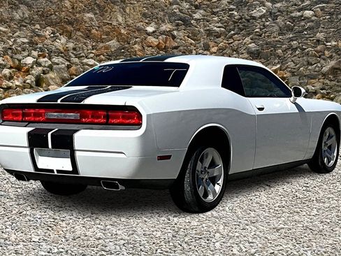 Used 2013 Dodge Challenger SXT image 2