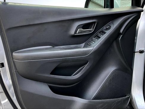 Used 2018 Chevrolet Trax LT w/ LT Convenience Package FWD image 20
