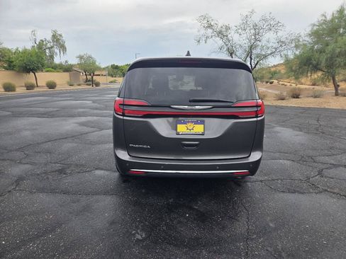 Used 2023 Chrysler Pacifica Touring-L FWD image 7