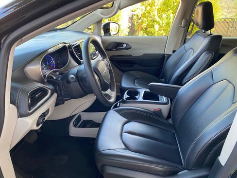 Used 2024 Chrysler Pacifica Limited FWD image 27