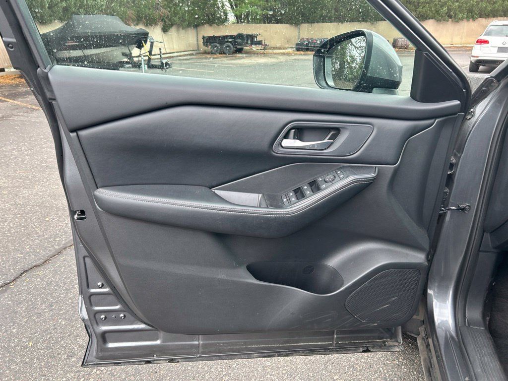Used 2025 Nissan Rogue SV AWD/4WD image 6