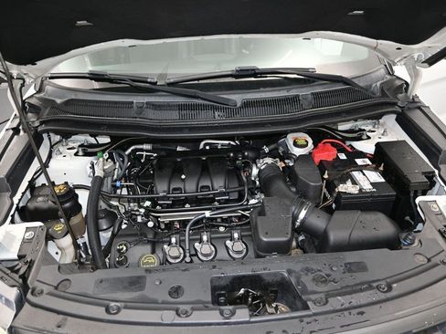 Used 2018 Ford Explorer XLT w/ Equipment Group 202A FWD image 10