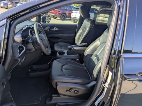 Used 2026 Chrysler Pacifica Select FWD image 4