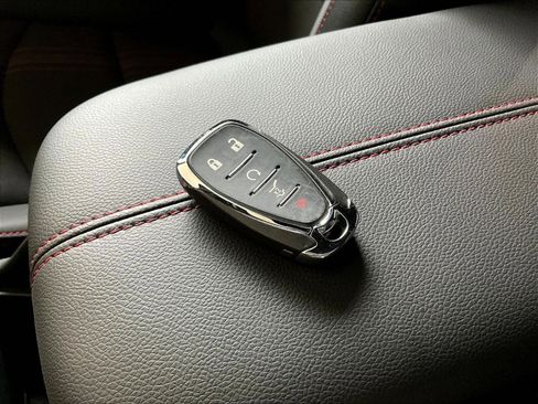 Used 2023 Chevrolet Equinox RS FWD image 32
