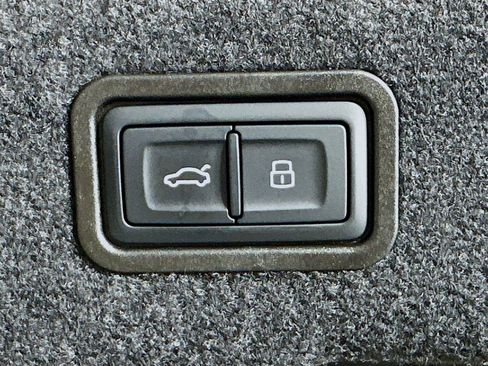 Used 2025 Audi S8 AWD/4WD image 41