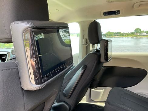 Used 2018 Chrysler Pacifica LX FWD image 5