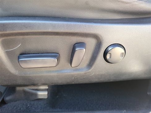 Used 2019 Toyota Highlander SE w/ Carpet Mat Package (TMS) image 13