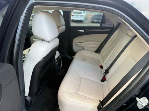 Used 2018 Chrysler 300 Touring L image 14