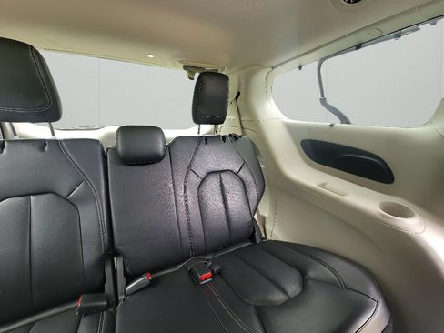 Used 2022 Chrysler Pacifica Touring-L FWD image 30