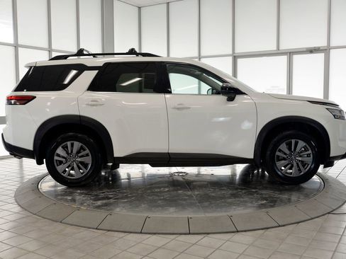 Used 2022 Nissan Pathfinder SV image 9