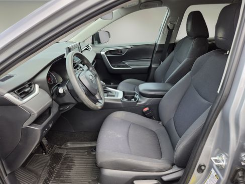 Used 2019 Toyota RAV4 LE FWD image 10