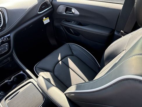 New 2026 Chrysler Pacifica Limited w/ Uconnect Theater Family Group image 27