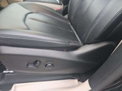 Used 2024 Chrysler Pacifica Touring-L FWD image 12