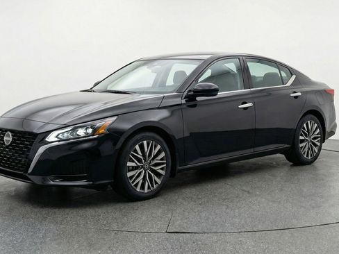 Used 2025 Nissan Altima 2.5 SV image 3