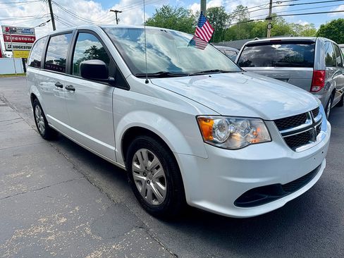 Used 2019 Dodge Grand Caravan SE w/ UConnect Hands-Free Group FWD image 3