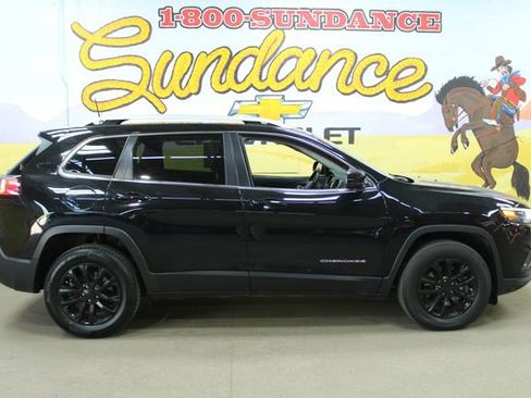 Used 2020 Jeep Cherokee Latitude w/ Cold Weather Group AWD/4WD image 1