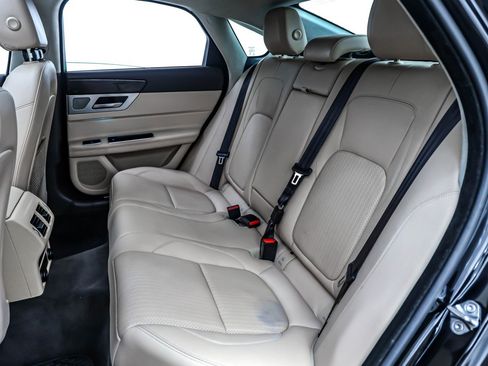 Used 2020 Jaguar XF Prestige image 7