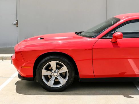 Used 2018 Dodge Challenger SXT RWD image 9