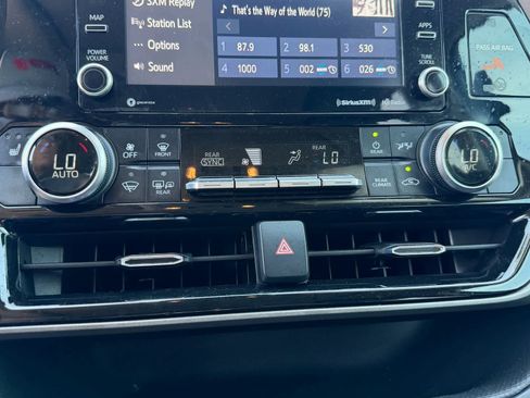 Used 2021 Toyota Highlander XLE FWD image 28