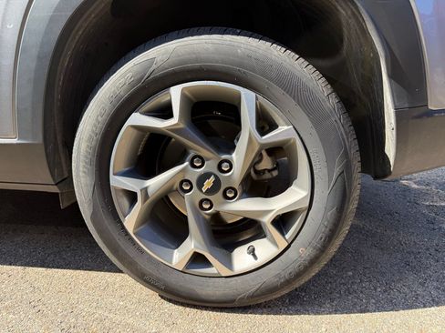 Used 2025 Chevrolet Trax LT FWD image 8